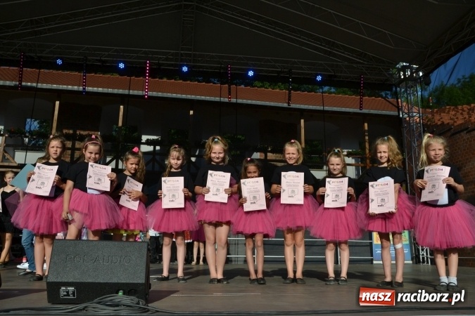 Zdjęcie w galerii na portalu naszraciborz.pl: Obchody Dnia Matki i Ojca oraz taneczne podsumowanie roku szkolnego w MDK  wiadomości z regionu