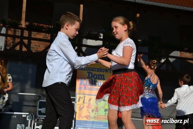 Zdjęcie w galerii na portalu naszraciborz.pl: Obchody Dnia Matki i Ojca oraz taneczne podsumowanie roku szkolnego w MDK  wiadomości z regionu