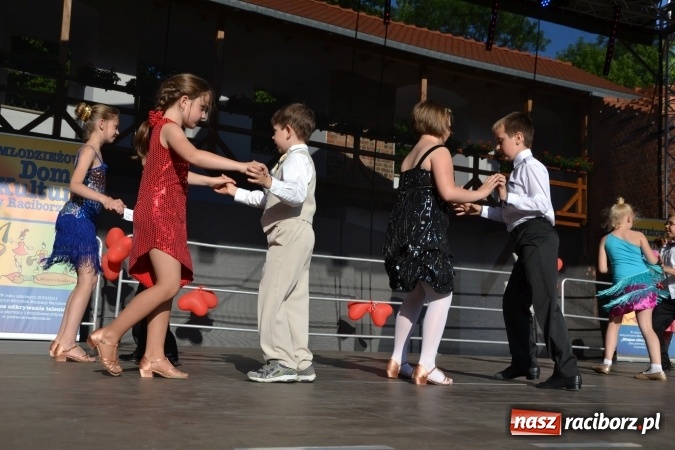 Zdjęcie w galerii na portalu naszraciborz.pl: Obchody Dnia Matki i Ojca oraz taneczne podsumowanie roku szkolnego w MDK  wiadomości z regionu