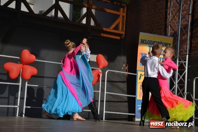 Zdjęcie w galerii na portalu naszraciborz.pl: Obchody Dnia Matki i Ojca oraz taneczne podsumowanie roku szkolnego w MDK  wiadomości z regionu