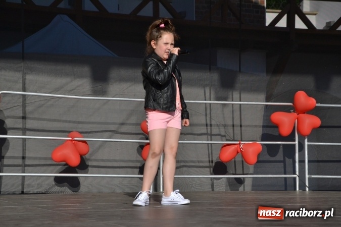 Zdjęcie w galerii na portalu naszraciborz.pl: Obchody Dnia Matki i Ojca oraz taneczne podsumowanie roku szkolnego w MDK  wiadomości z regionu