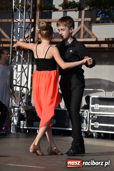 Zdjęcie w galerii na portalu naszraciborz.pl: Obchody Dnia Matki i Ojca oraz taneczne podsumowanie roku szkolnego w MDK  wiadomości z regionu