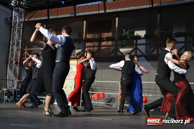 Zdjęcie w galerii na portalu naszraciborz.pl: Obchody Dnia Matki i Ojca oraz taneczne podsumowanie roku szkolnego w MDK  wiadomości z regionu