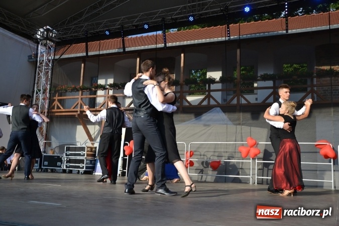 Zdjęcie w galerii na portalu naszraciborz.pl: Obchody Dnia Matki i Ojca oraz taneczne podsumowanie roku szkolnego w MDK  wiadomości z regionu