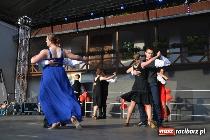 Zdjęcie w galerii na portalu naszraciborz.pl: Obchody Dnia Matki i Ojca oraz taneczne podsumowanie roku szkolnego w MDK  wiadomości z regionu