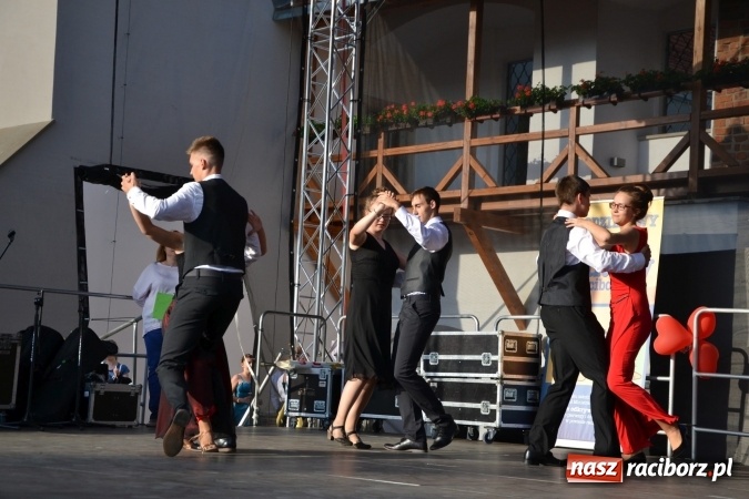 Zdjęcie w galerii na portalu naszraciborz.pl: Obchody Dnia Matki i Ojca oraz taneczne podsumowanie roku szkolnego w MDK  wiadomości z regionu