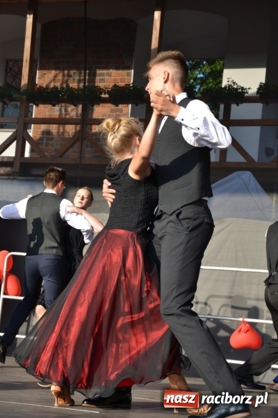 Zdjęcie w galerii na portalu naszraciborz.pl: Obchody Dnia Matki i Ojca oraz taneczne podsumowanie roku szkolnego w MDK  wiadomości z regionu