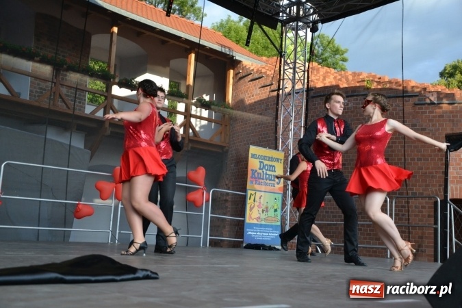 Zdjęcie w galerii na portalu naszraciborz.pl: Obchody Dnia Matki i Ojca oraz taneczne podsumowanie roku szkolnego w MDK  wiadomości z regionu