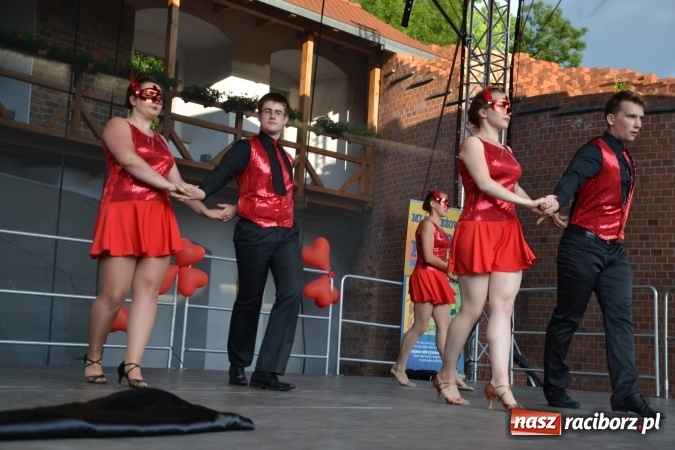 Zdjęcie w galerii na portalu naszraciborz.pl: Obchody Dnia Matki i Ojca oraz taneczne podsumowanie roku szkolnego w MDK  wiadomości z regionu