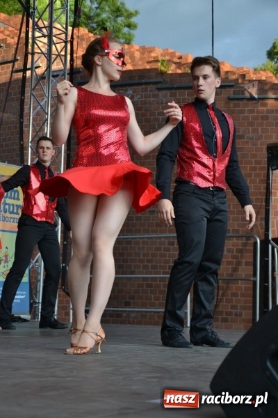 Zdjęcie w galerii na portalu naszraciborz.pl: Obchody Dnia Matki i Ojca oraz taneczne podsumowanie roku szkolnego w MDK  wiadomości z regionu