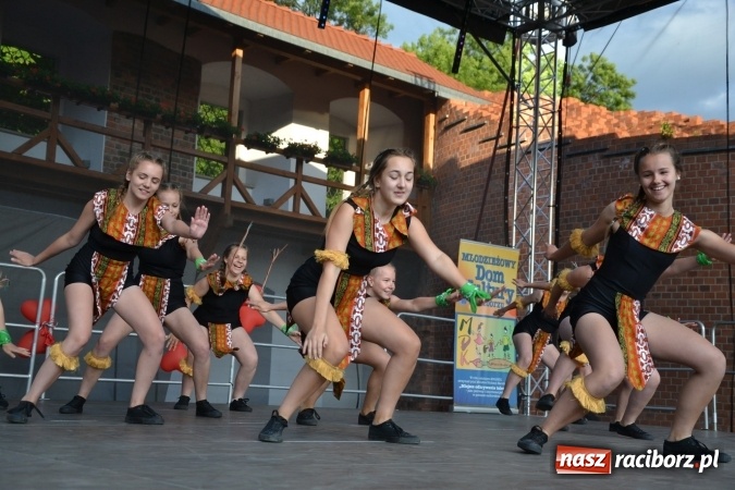 Zdjęcie w galerii na portalu naszraciborz.pl: Obchody Dnia Matki i Ojca oraz taneczne podsumowanie roku szkolnego w MDK  wiadomości z regionu