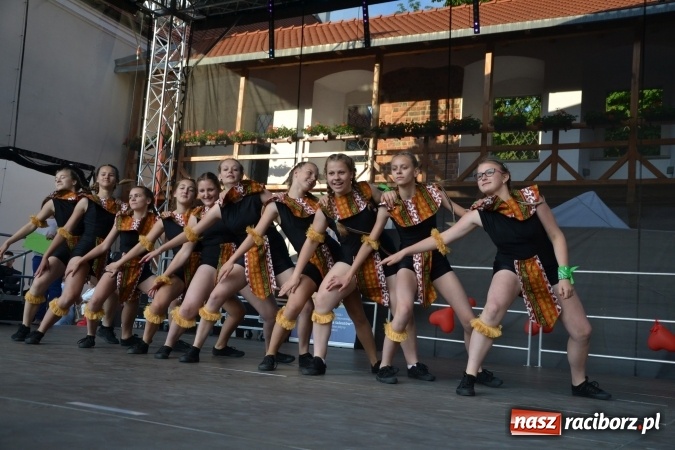 Zdjęcie w galerii na portalu naszraciborz.pl: Obchody Dnia Matki i Ojca oraz taneczne podsumowanie roku szkolnego w MDK  wiadomości z regionu