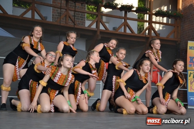 Zdjęcie w galerii na portalu naszraciborz.pl: Obchody Dnia Matki i Ojca oraz taneczne podsumowanie roku szkolnego w MDK  wiadomości z regionu