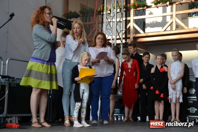 Zdjęcie w galerii na portalu naszraciborz.pl: Obchody Dnia Matki i Ojca oraz taneczne podsumowanie roku szkolnego w MDK  wiadomości z regionu