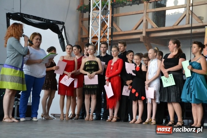 Zdjęcie w galerii na portalu naszraciborz.pl: Obchody Dnia Matki i Ojca oraz taneczne podsumowanie roku szkolnego w MDK  wiadomości z regionu