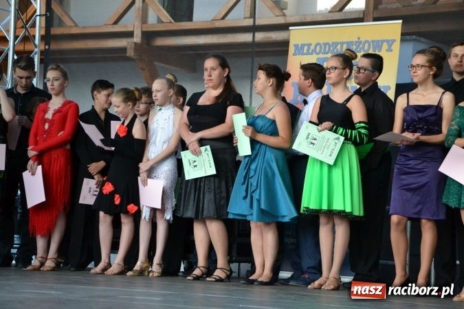 Zdjęcie w galerii na portalu naszraciborz.pl: Obchody Dnia Matki i Ojca oraz taneczne podsumowanie roku szkolnego w MDK  wiadomości z regionu