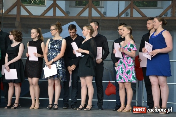 Zdjęcie w galerii na portalu naszraciborz.pl: Obchody Dnia Matki i Ojca oraz taneczne podsumowanie roku szkolnego w MDK  wiadomości z regionu