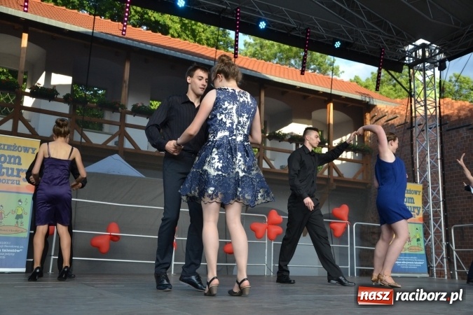 Zdjęcie w galerii na portalu naszraciborz.pl: Obchody Dnia Matki i Ojca oraz taneczne podsumowanie roku szkolnego w MDK  wiadomości z regionu