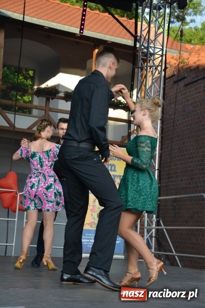 Zdjęcie w galerii na portalu naszraciborz.pl: Obchody Dnia Matki i Ojca oraz taneczne podsumowanie roku szkolnego w MDK  wiadomości z regionu