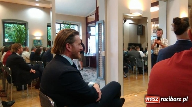 Zdjęcie w galerii na portalu naszraciborz.pl: W Tworkowie wręczono nagrody Górnośląski Tacyt. Przyjechał Szczepan Twardoch wiadomości z regionu