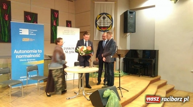 Zdjęcie w galerii na portalu naszraciborz.pl: W Tworkowie wręczono nagrody Górnośląski Tacyt. Przyjechał Szczepan Twardoch wiadomości z regionu