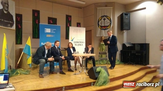 Zdjęcie w galerii na portalu naszraciborz.pl: W Tworkowie wręczono nagrody Górnośląski Tacyt. Przyjechał Szczepan Twardoch wiadomości z regionu