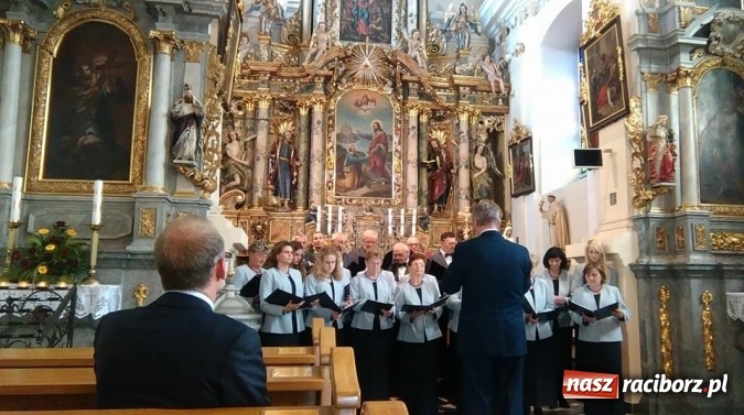 Zdjęcie w galerii na portalu naszraciborz.pl: W Tworkowie wręczono nagrody Górnośląski Tacyt. Przyjechał Szczepan Twardoch wiadomości z regionu