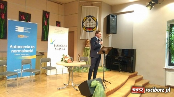 Zdjęcie w galerii na portalu naszraciborz.pl: W Tworkowie wręczono nagrody Górnośląski Tacyt. Przyjechał Szczepan Twardoch wiadomości z regionu