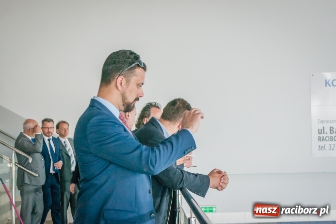 Zdjęcie w galerii na portalu naszraciborz.pl: Kryte lodowisko w Raciborzu coraz bliżej. Posłowie wizytowali nasze obiekty sportowe wiadomości z regionu