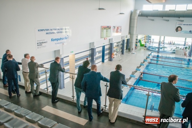 Zdjęcie w galerii na portalu naszraciborz.pl: Kryte lodowisko w Raciborzu coraz bliżej. Posłowie wizytowali nasze obiekty sportowe wiadomości z regionu