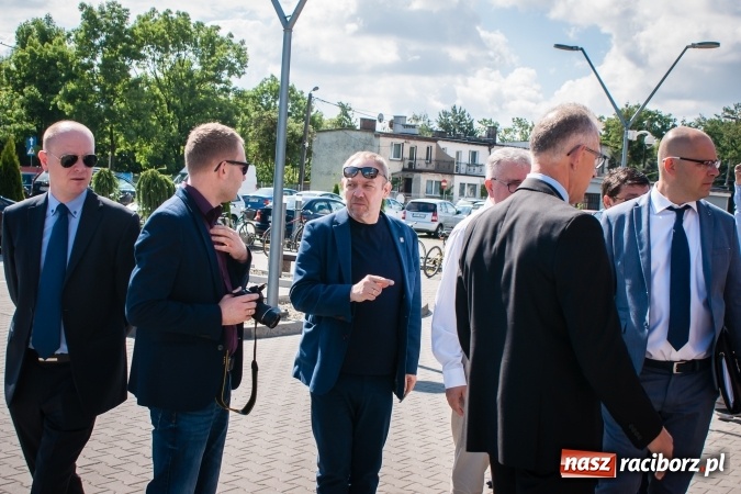 Zdjęcie w galerii na portalu naszraciborz.pl: Kryte lodowisko w Raciborzu coraz bliżej. Posłowie wizytowali nasze obiekty sportowe wiadomości z regionu