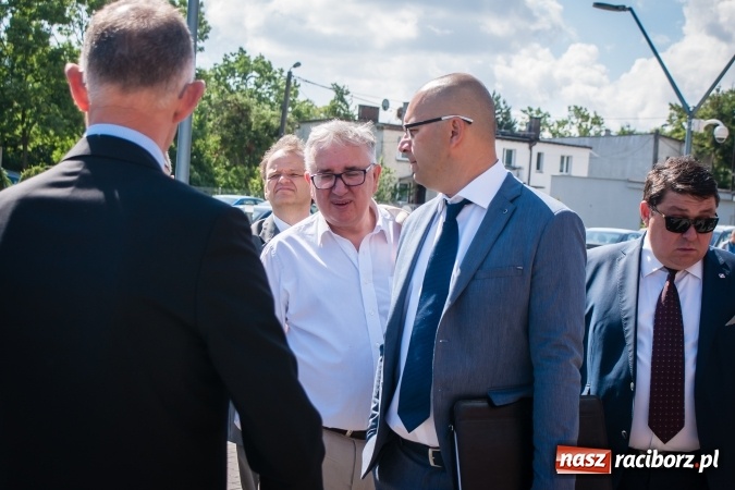 Zdjęcie w galerii na portalu naszraciborz.pl: Kryte lodowisko w Raciborzu coraz bliżej. Posłowie wizytowali nasze obiekty sportowe wiadomości z regionu