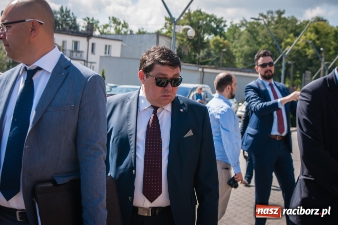 Zdjęcie w galerii na portalu naszraciborz.pl: Kryte lodowisko w Raciborzu coraz bliżej. Posłowie wizytowali nasze obiekty sportowe wiadomości z regionu