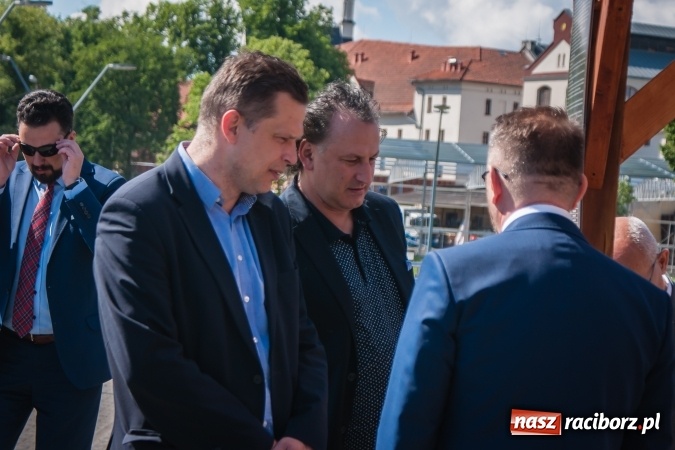 Zdjęcie w galerii na portalu naszraciborz.pl: Kryte lodowisko w Raciborzu coraz bliżej. Posłowie wizytowali nasze obiekty sportowe wiadomości z regionu