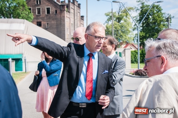 Zdjęcie w galerii na portalu naszraciborz.pl: Kryte lodowisko w Raciborzu coraz bliżej. Posłowie wizytowali nasze obiekty sportowe wiadomości z regionu