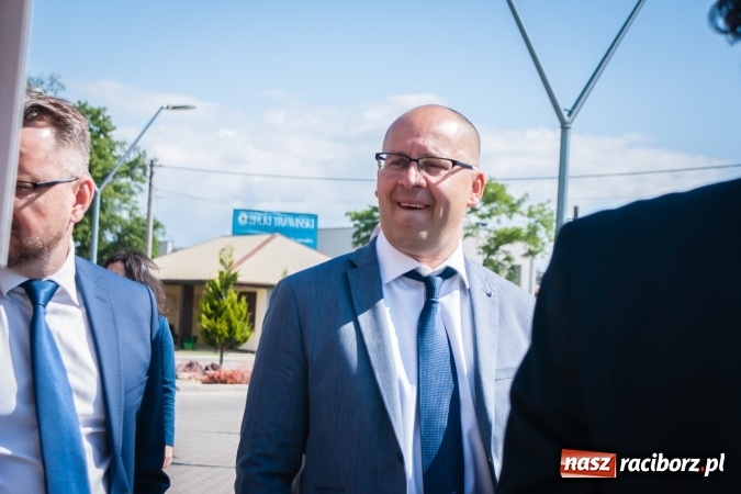 Zdjęcie w galerii na portalu naszraciborz.pl: Kryte lodowisko w Raciborzu coraz bliżej. Posłowie wizytowali nasze obiekty sportowe wiadomości z regionu