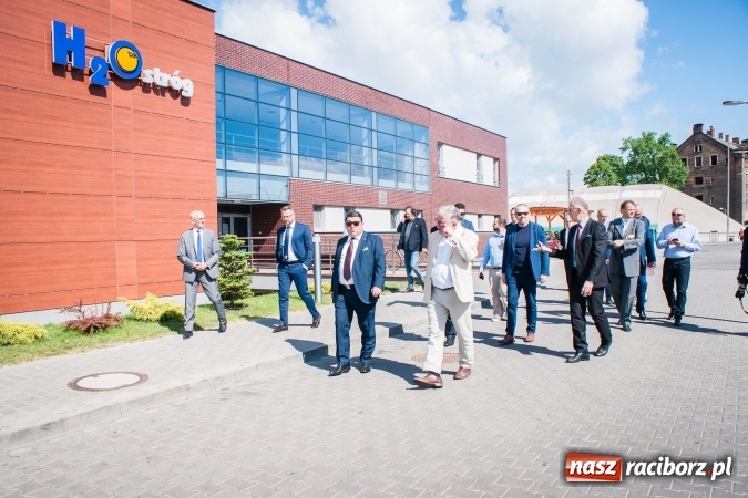 Zdjęcie w galerii na portalu naszraciborz.pl: Kryte lodowisko w Raciborzu coraz bliżej. Posłowie wizytowali nasze obiekty sportowe wiadomości z regionu