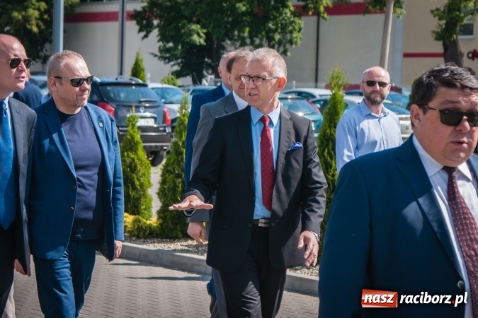 Zdjęcie w galerii na portalu naszraciborz.pl: Kryte lodowisko w Raciborzu coraz bliżej. Posłowie wizytowali nasze obiekty sportowe wiadomości z regionu