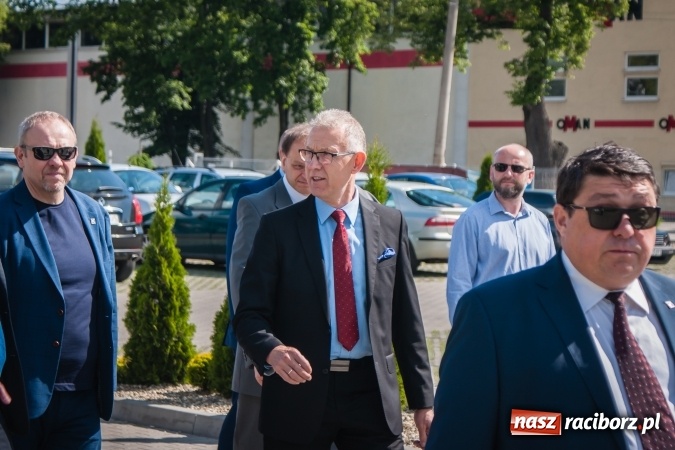 Zdjęcie w galerii na portalu naszraciborz.pl: Kryte lodowisko w Raciborzu coraz bliżej. Posłowie wizytowali nasze obiekty sportowe wiadomości z regionu