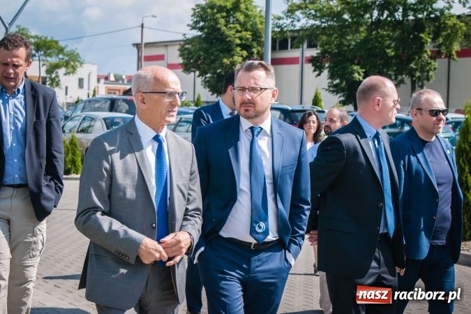 Zdjęcie w galerii na portalu naszraciborz.pl: Kryte lodowisko w Raciborzu coraz bliżej. Posłowie wizytowali nasze obiekty sportowe wiadomości z regionu