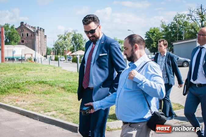 Zdjęcie w galerii na portalu naszraciborz.pl: Kryte lodowisko w Raciborzu coraz bliżej. Posłowie wizytowali nasze obiekty sportowe wiadomości z regionu