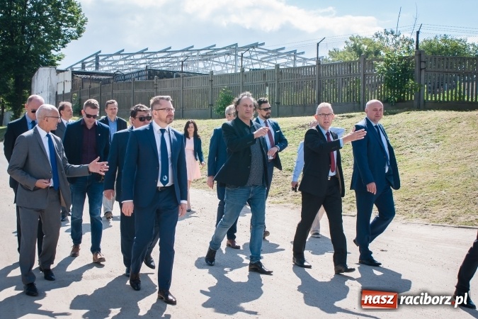 Zdjęcie w galerii na portalu naszraciborz.pl: Kryte lodowisko w Raciborzu coraz bliżej. Posłowie wizytowali nasze obiekty sportowe wiadomości z regionu