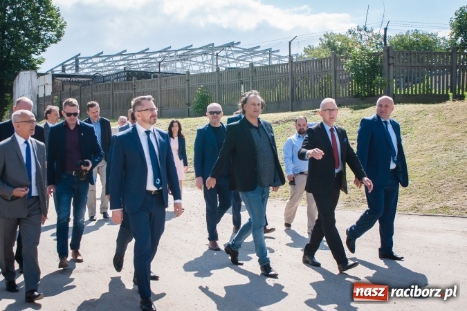 Zdjęcie w galerii na portalu naszraciborz.pl: Kryte lodowisko w Raciborzu coraz bliżej. Posłowie wizytowali nasze obiekty sportowe wiadomości z regionu