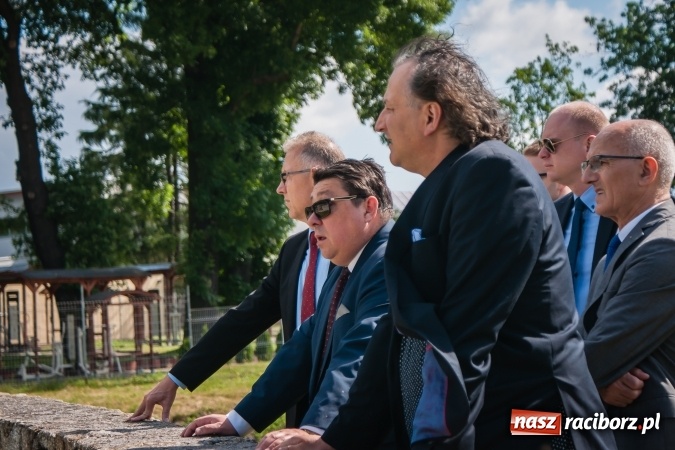 Zdjęcie w galerii na portalu naszraciborz.pl: Kryte lodowisko w Raciborzu coraz bliżej. Posłowie wizytowali nasze obiekty sportowe wiadomości z regionu