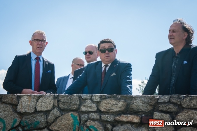 Zdjęcie w galerii na portalu naszraciborz.pl: Kryte lodowisko w Raciborzu coraz bliżej. Posłowie wizytowali nasze obiekty sportowe wiadomości z regionu