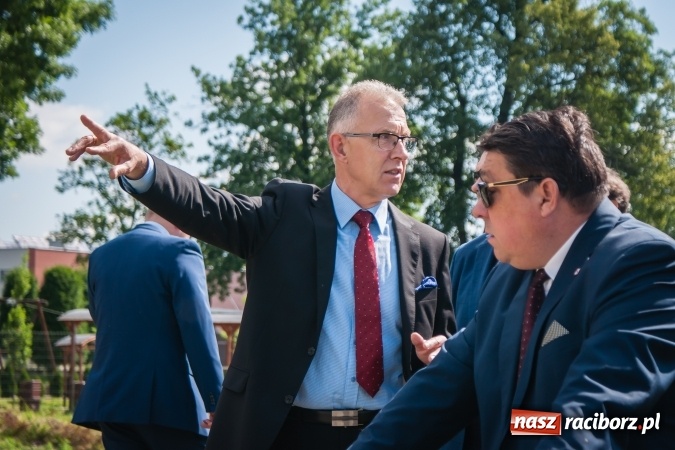 Zdjęcie w galerii na portalu naszraciborz.pl: Kryte lodowisko w Raciborzu coraz bliżej. Posłowie wizytowali nasze obiekty sportowe wiadomości z regionu