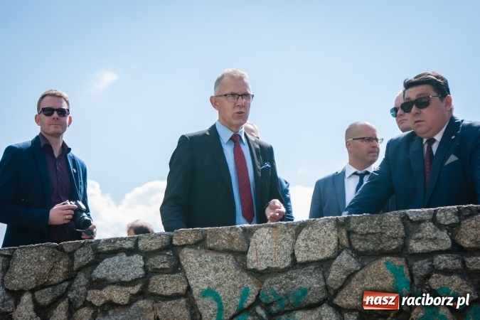 Zdjęcie w galerii na portalu naszraciborz.pl: Kryte lodowisko w Raciborzu coraz bliżej. Posłowie wizytowali nasze obiekty sportowe wiadomości z regionu