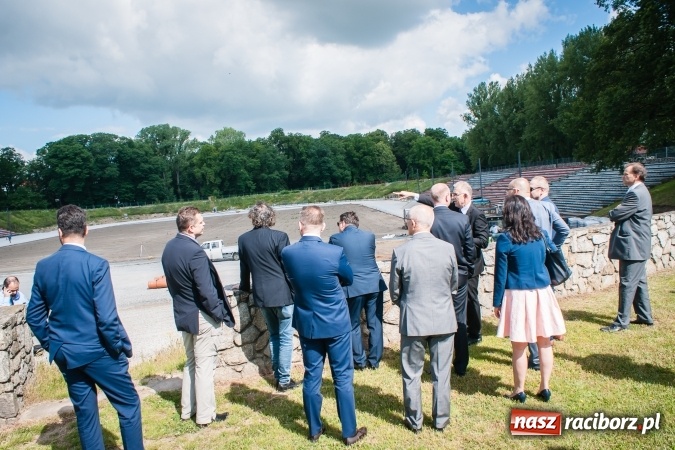 Zdjęcie w galerii na portalu naszraciborz.pl: Kryte lodowisko w Raciborzu coraz bliżej. Posłowie wizytowali nasze obiekty sportowe wiadomości z regionu