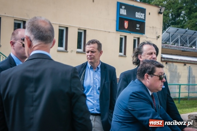 Zdjęcie w galerii na portalu naszraciborz.pl: Kryte lodowisko w Raciborzu coraz bliżej. Posłowie wizytowali nasze obiekty sportowe wiadomości z regionu