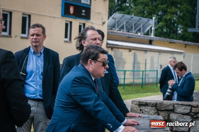 Zdjęcie w galerii na portalu naszraciborz.pl: Kryte lodowisko w Raciborzu coraz bliżej. Posłowie wizytowali nasze obiekty sportowe wiadomości z regionu